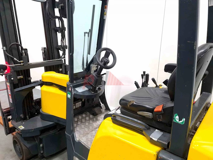 AISLE MASTER ARTICULATED FORKLIFT